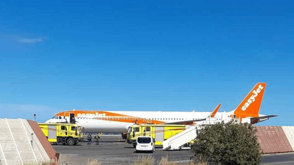 Το αεροσκάφος της easyjet μετά το επεισόδιο με την έκρηξη